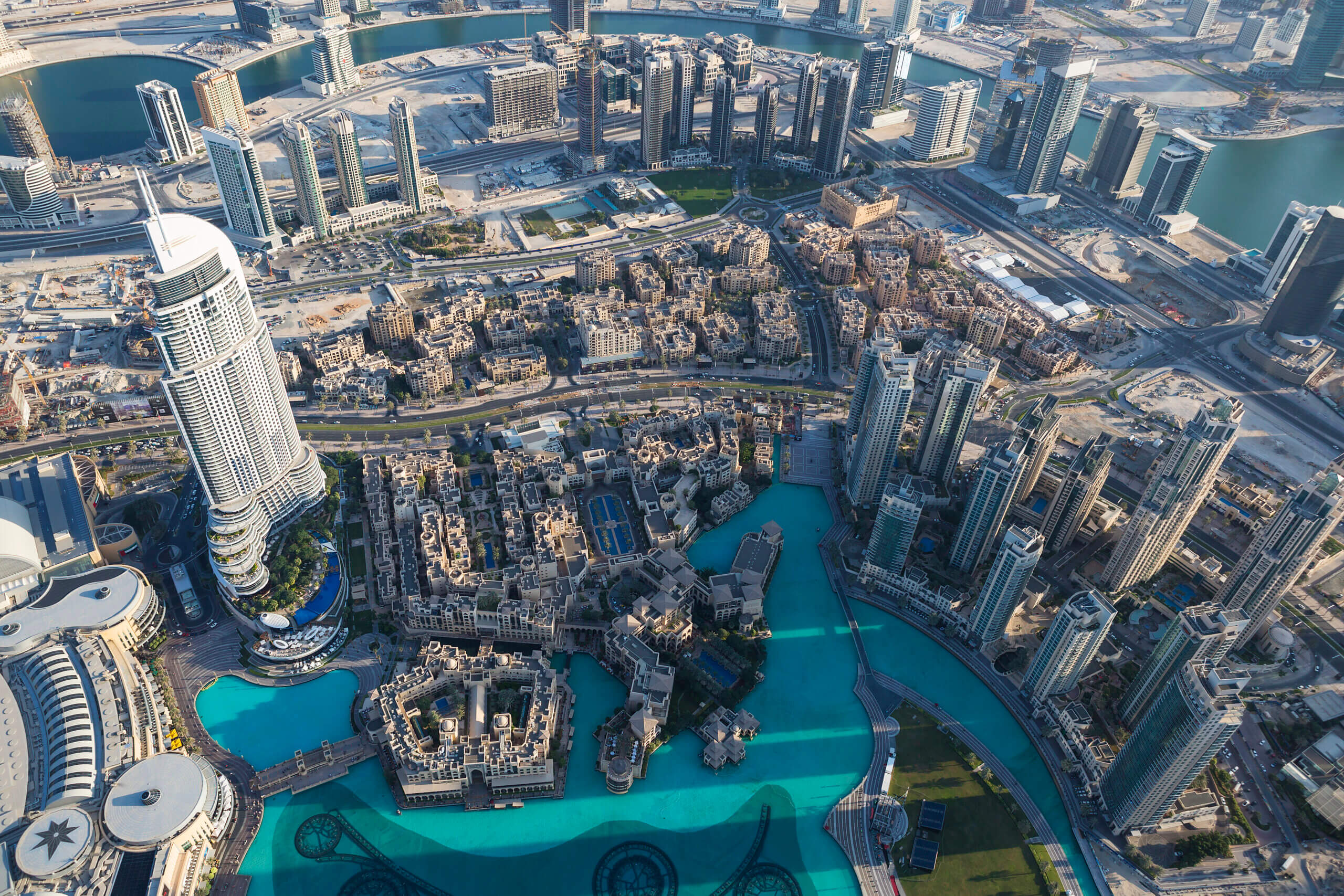 Panoramic aerial view of Dubai cityscape with iconic landmarks and luxurious properties showcased by Dubai Estate Agency.